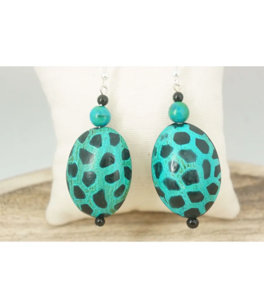 BOUCLES LEGERES EN BOIS GRAVE ET TEINTE/ UN LOOK ETHNIQUE TOP EN NOIR ET TURQUOISE