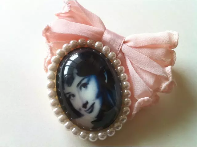 Broche Camée AUDREY HEPBURN à Noeud Rose