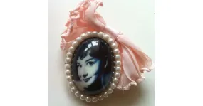 Broche Camée AUDREY HEPBURN à Noeud Rose