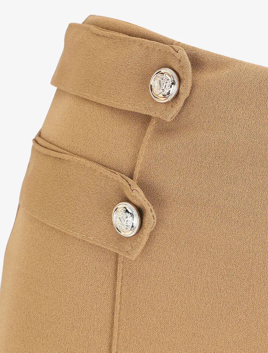 Pantalon fluide uni à boutons décoratifs - Camel