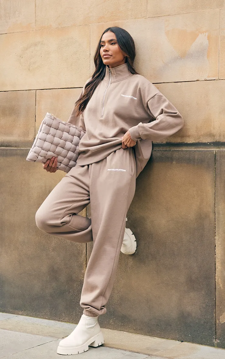 PRETTYLITTLETHING Jogging bas resserré taupe clair à imprimé