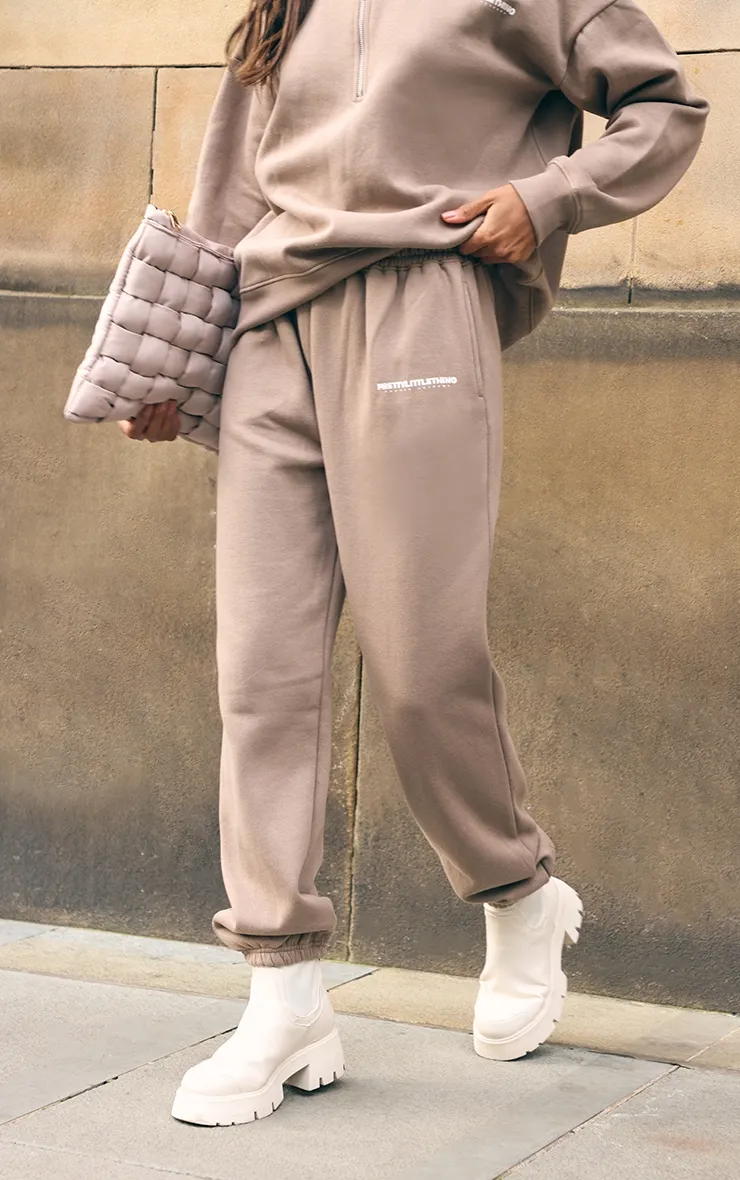 PRETTYLITTLETHING Jogging bas resserré taupe clair à imprimé