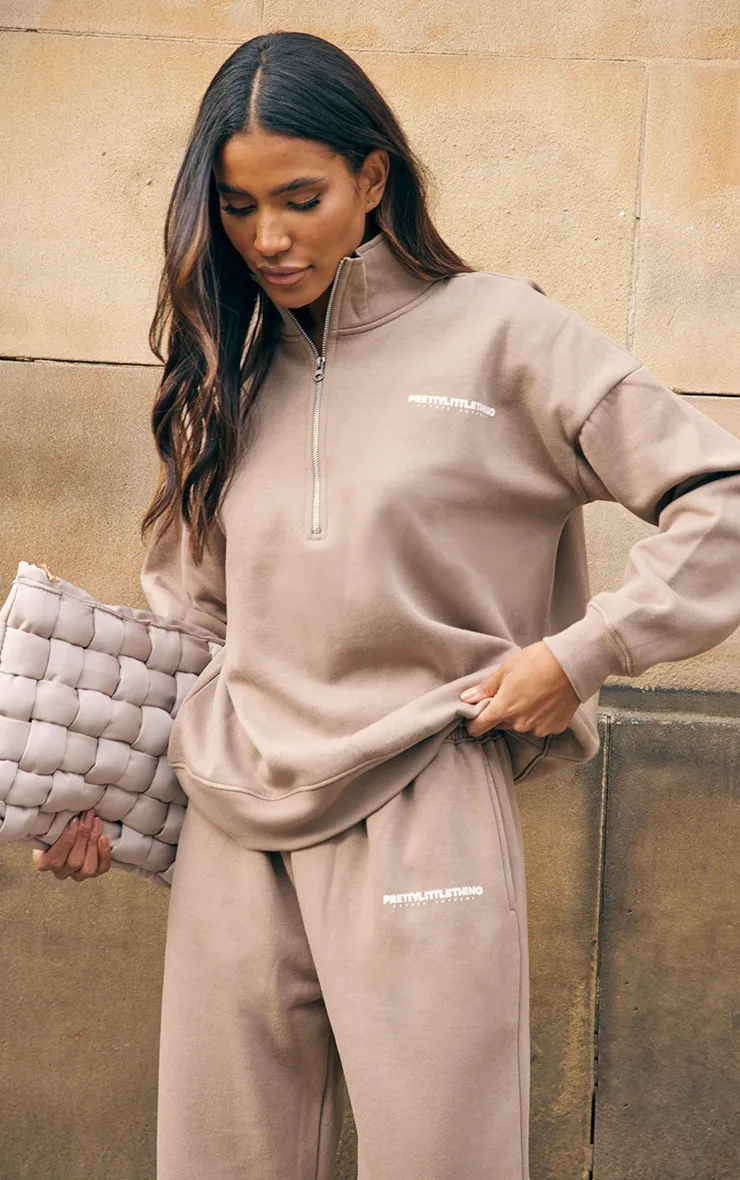 PRETTYLITTLETHING Jogging bas resserré taupe clair à imprimé