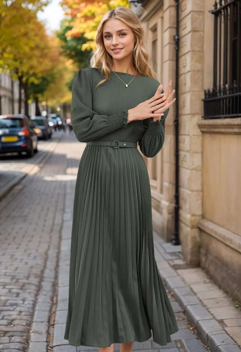 Robe longue ceinturée plissée en vert foncé