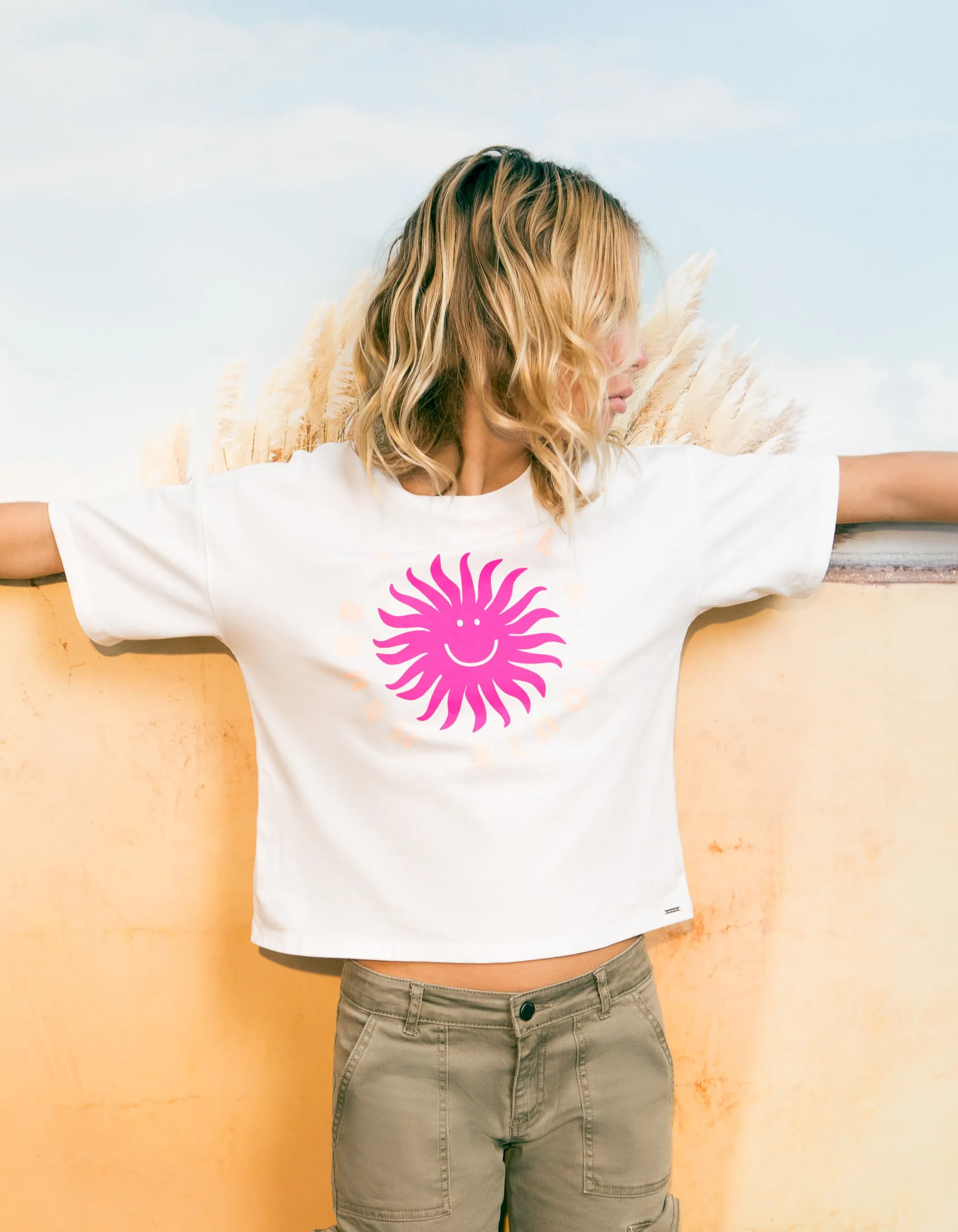 T-shirt blanc cassé visuel soleil rose fille